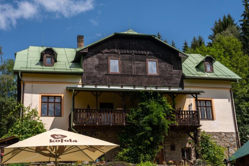 Historická budova penzionu HamrákOFF se zelenou střechou
