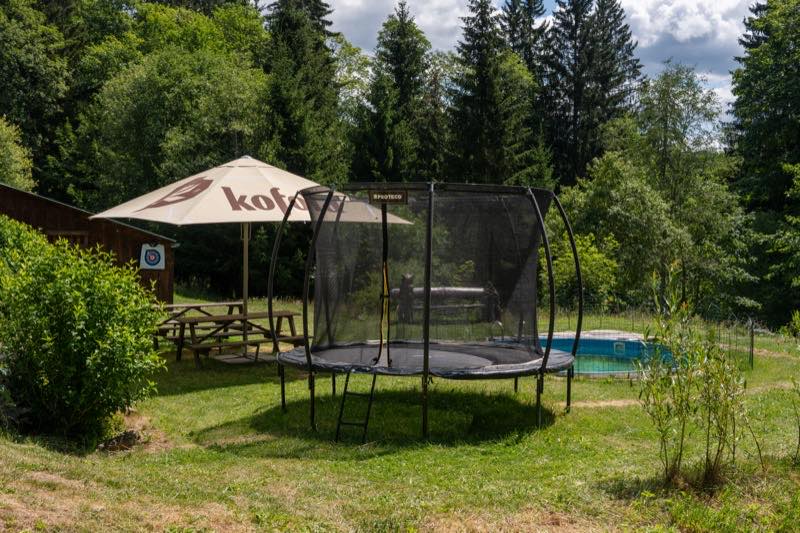 Trampolína a bazének na zahradě penzionu